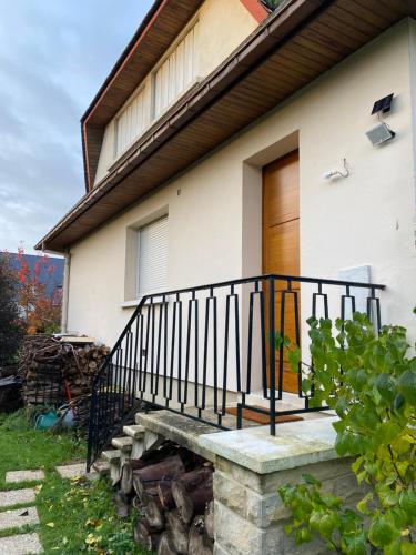 Casa con escalera y puerta de madera en Appartement BIENVENUE au calme quartier Venoix, en Caen