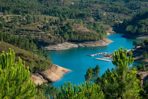 an aerial view of a lake with boats in it at Quinta da Eira Velha in Aldeia do Mato