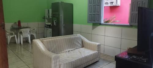 リオブランコにあるHostel e Pousada Israelのリビングルーム(椅子付)、キッチン