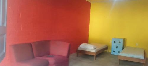 salon z kanapą i stołem w obiekcie Hostel e Pousada Israel w mieście Rio Branco