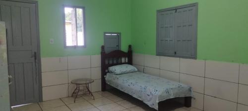 里約布蘭科的住宿－Hostel e Pousada Israel，一间卧室配有一张床和一张桌子