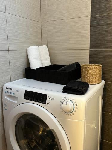 イオアニナにあるKaterina's guest houseの洗濯機(バスケット付)