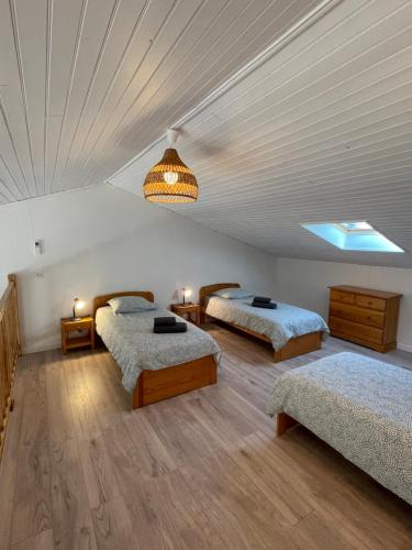 una camera con tre letti e un soffitto di Oustaou di Ercole a Bormes-les-Mimosas
