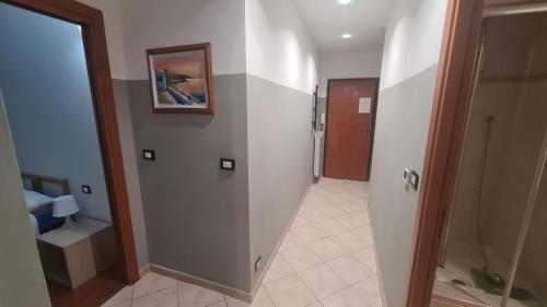 La salle de bains est pourvue d'une douche à l'italienne et d'un couloir. dans l'établissement Casaretto Apartment near Hospital Gaslini Genova, à Gênes