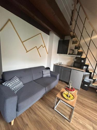 un salon avec un canapé et une table dans l'établissement Reve Divin T4 avec parking-barbecue-laverie-bagagerie-salle de sport-aire de jeux-climatisé, à Lourdes