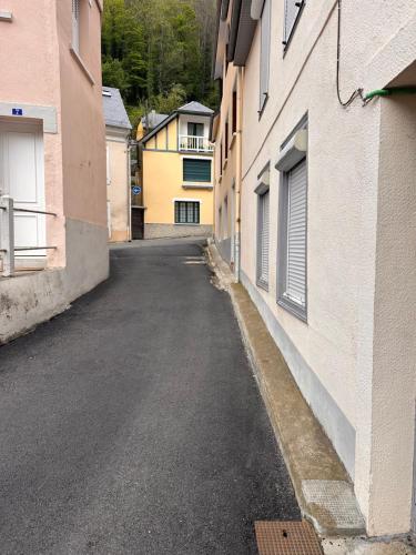 an empty street between two buildings in an alley at Studio cocooning à Cauterets 3 personnes in Cauterets