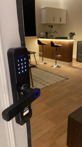 una manija de puerta con un teléfono en una habitación en غرفه وصاله انيقه بالعقيق, en Riad