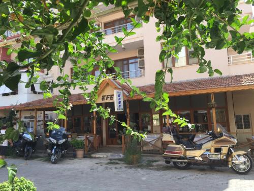 een groep motorfietsen geparkeerd voor een gebouw bij Hotel Efes in Gumuldur