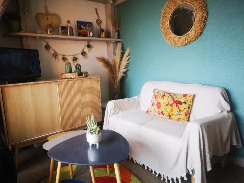 un salon avec une chaise et une table dans l'établissement T2 résidence piscine et direct plage, à Saint-Cyprien