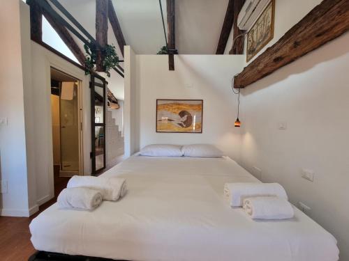 twee bedden in een kamer met witte muren bij BIENNALE TERRACE in Venetië