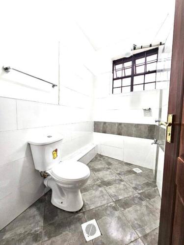 La salle de bains est pourvue de toilettes blanches. dans l'établissement Nyahururu 1 BR Apartment, à Nyahururu