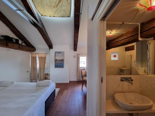 een slaapkamer met een groot bed en een wastafel bij BIENNALE TERRACE in Venetië