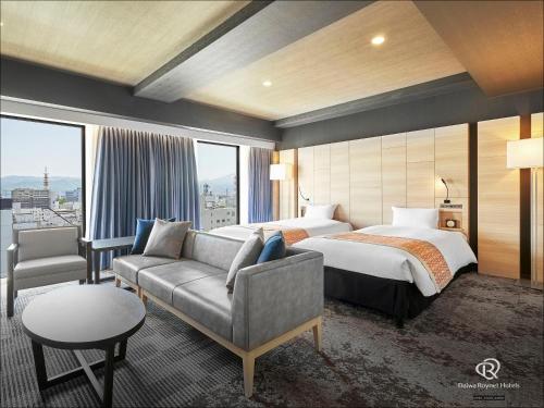 una camera d'albergo con letto e divano di Daiwa Roynet Hotel Aomori ad Aomori