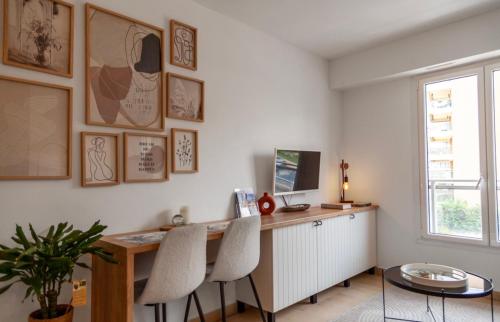 a home office with a desk and two chairs at Studio lumineux à 2 mn à pied de la plage in Cannes