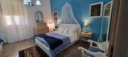 1 dormitorio con cama y pared azul en A Casa Di Lilly, en Palermo