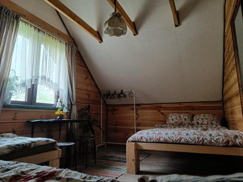 Een bed of bedden in een kamer bij Domek w Łupkowie