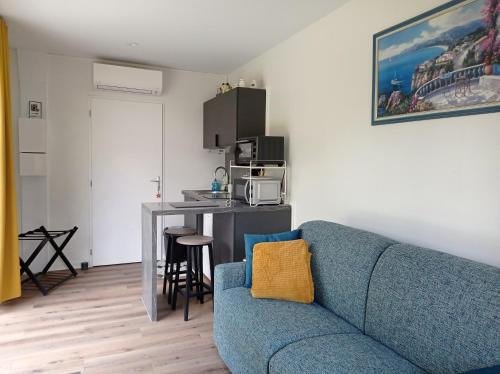 un salon avec un canapé bleu et une table dans l'établissement Ty Kerleguer, à Brest