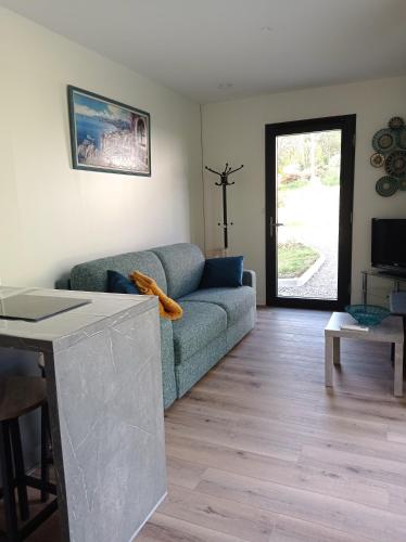 un salon avec un canapé et une table dans l'établissement Ty Kerleguer, à Brest