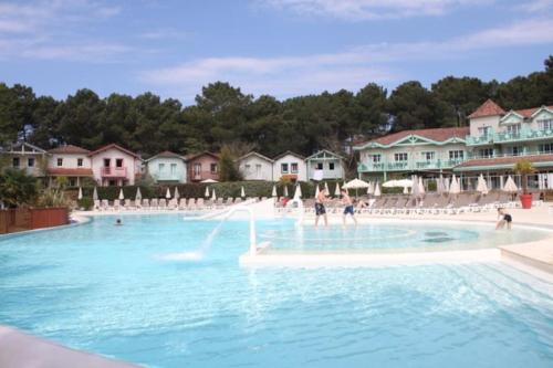 - une piscine dans un complexe avec des joueurs dans l'établissement Appart' dans les pins, Océan, lac, piscine, à Lacanau