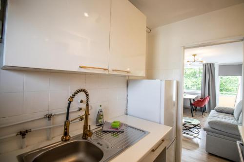 uma cozinha com um lavatório e uma bancada em Messe-Apartment für 5 Gäste mit Balkon und Lift em Hanôver