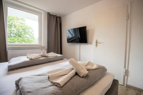 a bedroom with two beds with towels on them at Messe-Apartment für 5 Gäste mit Balkon und Lift in Hannover