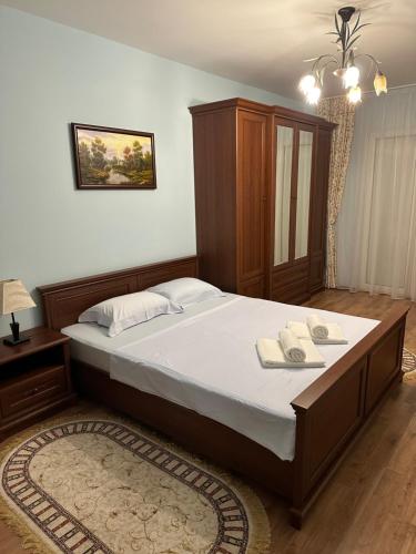 een slaapkamer met een groot bed en 2 handdoeken bij Irish Apartment Complex in Budva