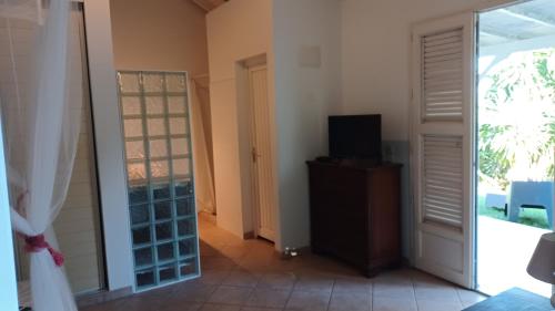 TV a/nebo společenská místnost v ubytování Chez Lyly et Lolo, logement indépendant chez l'habitant