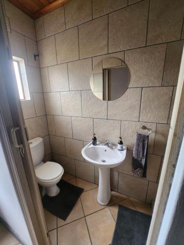 een kleine badkamer met een toilet en een wastafel bij Le Petit in Vredendal