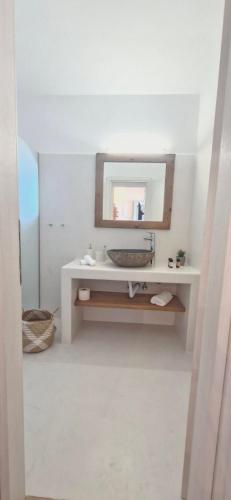 a bathroom with a sink and a mirror at Aloni in Áno Meriá