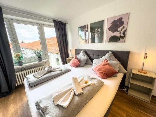 a bedroom with a bed with two towels on it at Apartment für 3 Gäste kostenlose Parkplätze und Lift in Hannover