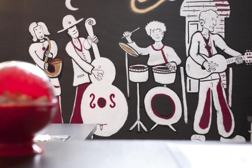a wall mural of a group of musicians at Villa Mariale by Popinns in Lourdes