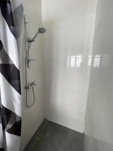 Un baño de R2 RN Retreat