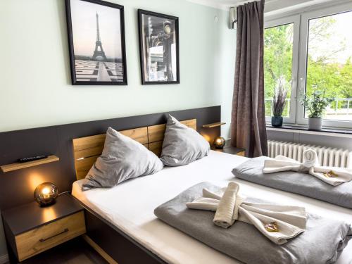 een slaapkamer met 2 bedden en handdoeken bij Apartment für 3 Gäste mit kostenlosen Parkplätzen und Lift in Hannover