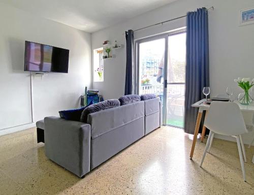 TV a/nebo společenská místnost v ubytování Cosy Seaside 1BR Apartment, AC, Open Views