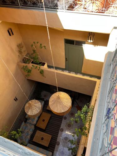 einen Balkon mit drei Sonnenschirmen auf einem Gebäude in der Unterkunft Medina Oasis Hostel in Marrakesch
