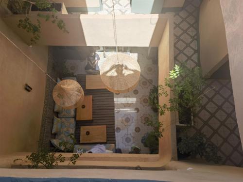 un soggiorno con lampadario pendente di Medina Oasis Hostel a Marrakech