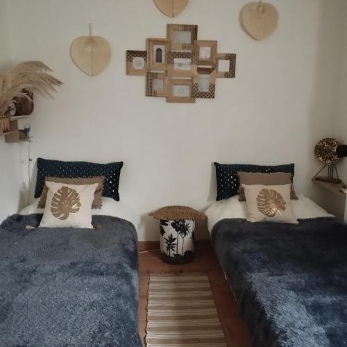 a bedroom with two beds and a wall at Cosy en Provence in Maillane