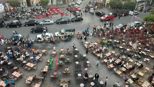 einen Blick über eine belebte Straße mit viel Verkehr in der Unterkunft Sama hotel in Kairo