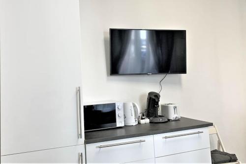 A television and/or entertainment centre at Stilvoll eingerichtete Wohnung in Essen-Südviertel