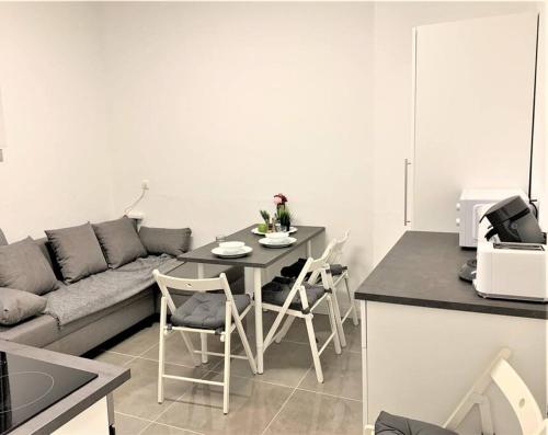 kuchnia i salon ze stołem i kanapą w obiekcie Stilvoll eingerichtete Wohnung in Essen-Südviertel w Essen