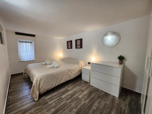 Un dormitorio con una cama, una cómoda y un espejo. en Don Vito's Home, DsG2 Short Lets, 250 mt Metrò, en Palermo