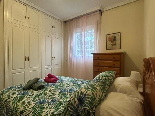 een slaapkamer met een bed en een dressoir bij Apartment with Beach Views in Fuengirola