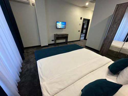 Кровать или кровати в номере Sunrise Hotel Baku