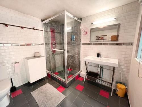 Koupelna v ubytování Loft Atypique de 240m- 3 chambres