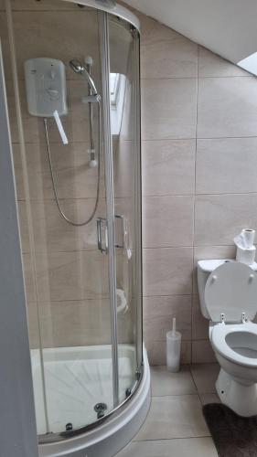 een badkamer met een douche en een toilet bij Flats By kingpower stadium in Leicester