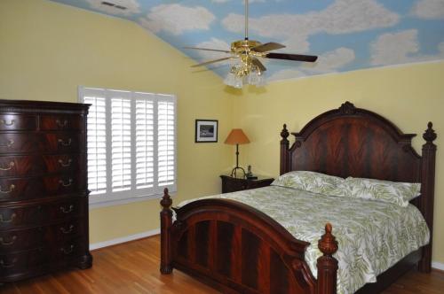 1 dormitorio con 1 cama y ventilador de techo en Surf's Up!, en Virginia Beach