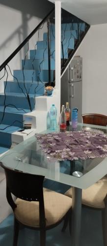 szklany stół i krzesło w pokoju w obiekcie Vodita w mieście Filiaşi