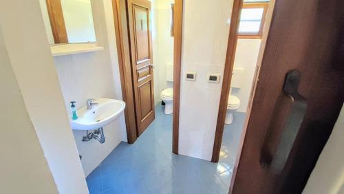 Ένα μπάνιο στο Peaceful Villa Ida&Mirko in nature with private pool