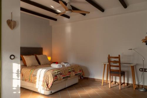 - une chambre avec un lit, une table et une chaise dans l'établissement El Pinsapo Casa Rural, à Cuevas del Becerro