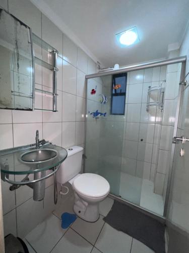 y baño con aseo, lavabo y ducha. en Apartamento/Flat em Aracaju, en Aracaju